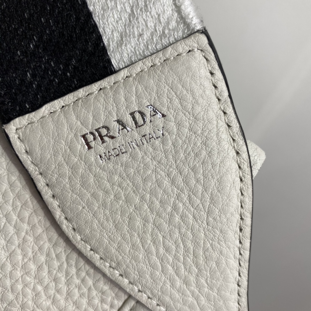 Prada Leather Shoulder Bag Handbag Tote White 1BH191